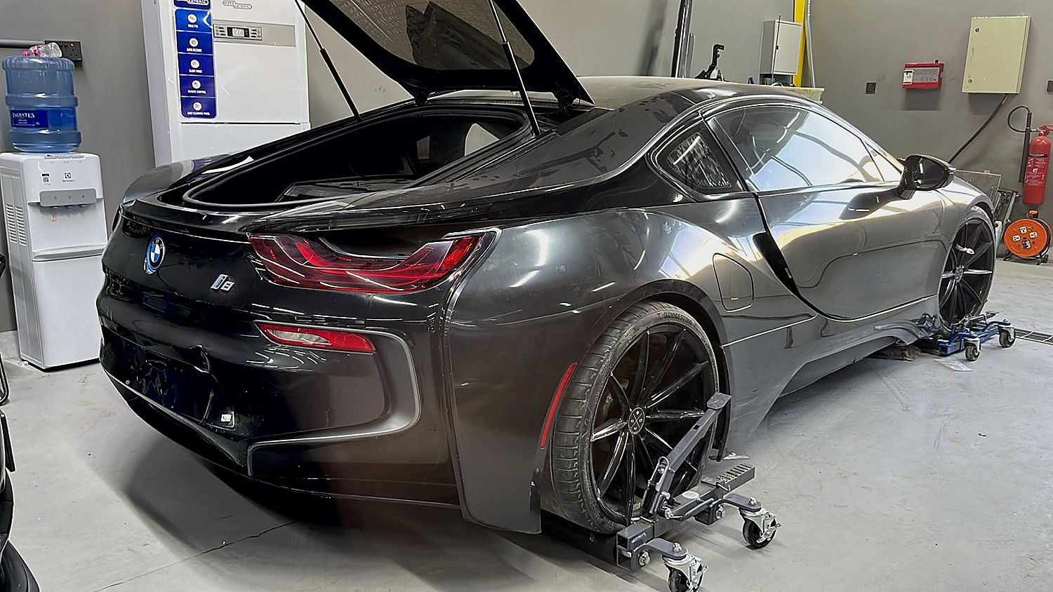 BMW i8 — Чёрная машина