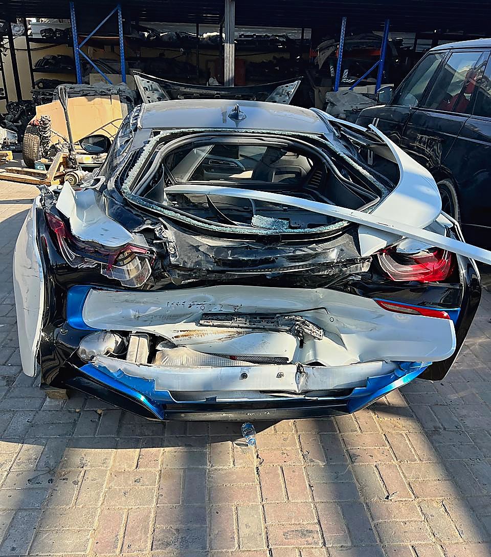 BMW i8 — Белая машина