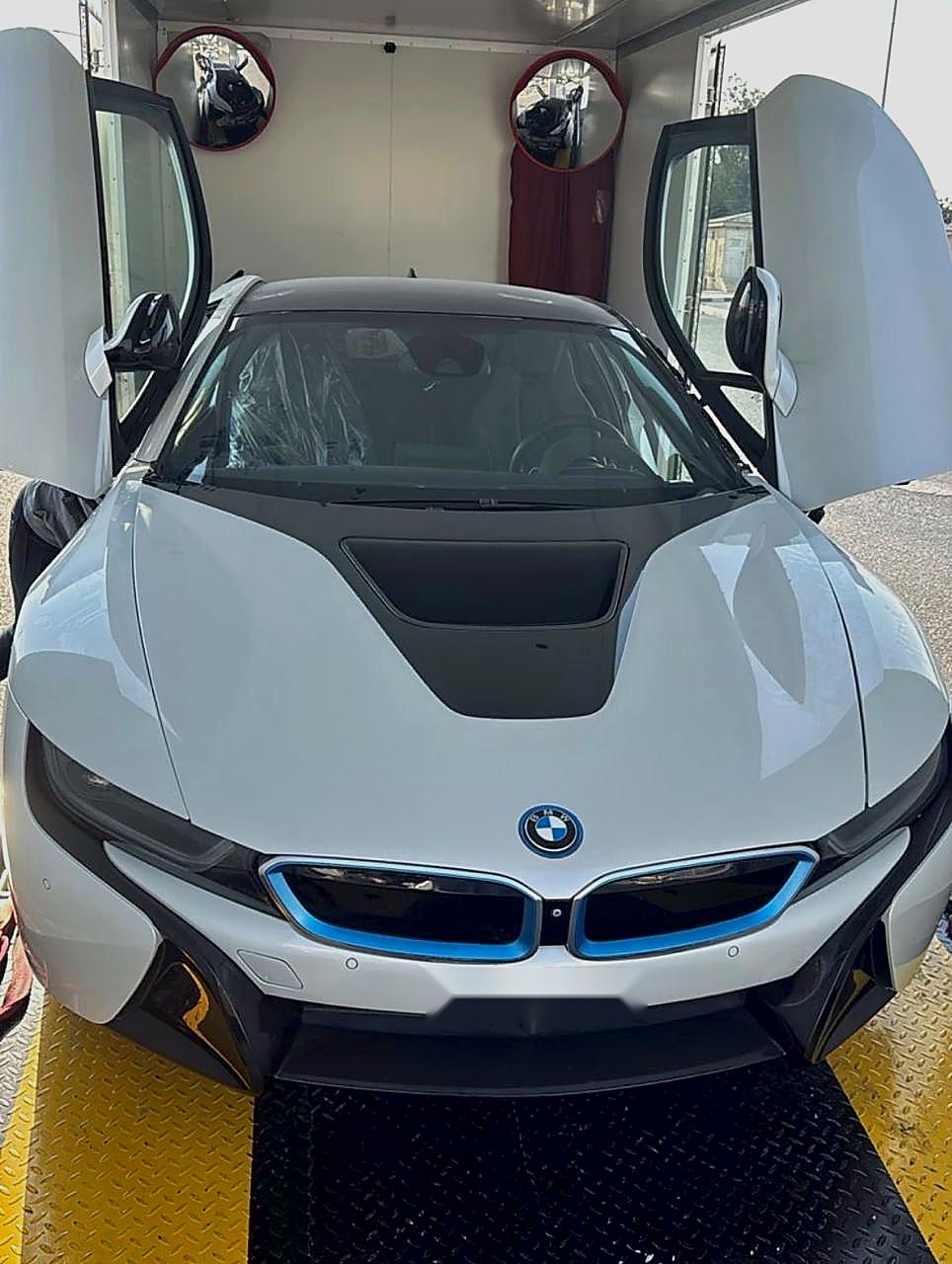 BMW i8 — Белая машина