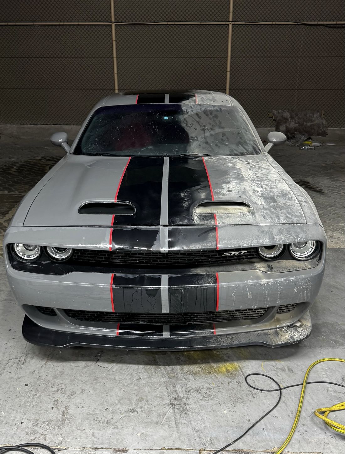 Dodge Challenger Екатерины в пыли на мойке, за день до суда